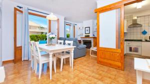 穆罗海滩Casa GAVINES Alcudia的厨房以及带桌椅的用餐室。