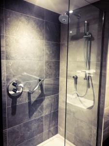 贝尔法斯特贝尔法斯特市马尔德隆酒店的玻璃门淋浴和卫生间
