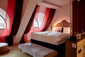25小时巴伐利亚皇家酒店客房内的一张或多张床位