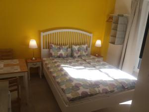 布达佩斯Castle Base的一间卧室配有一张床和一张带两盏灯的书桌。