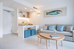 卡兰博希Carema Beach Menorca的客厅配有沙发和桌子