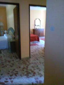 VallelongaB&B Misatere的客房设有带一张床和镜子的卧室