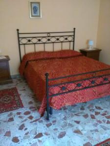 VallelongaB&B Misatere的一间卧室配有一张红色棉被的床
