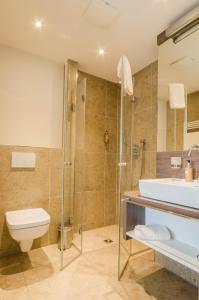 TwistGasthof Robben的带淋浴、盥洗盆和卫生间的浴室