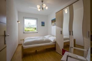 格英Ferienwohnung Karakas的一间小卧室,配有床和窗户