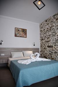 巴利恩Villa Anna的一间卧室配有一张石墙床