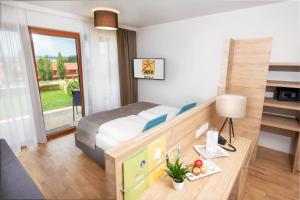 Neutal菊法诺伊塔尔酒店的小酒店客房配有一张床、一张书桌和一张书桌