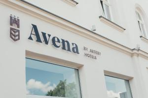 克拉科夫Avena Boutique Hotel by Artery Hotels的建筑物一侧的标志