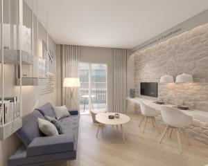雅典Great Living Koukaki的客厅配有蓝色的沙发和桌子