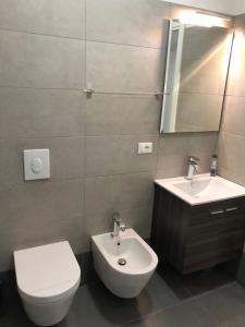 帕多瓦A&F Apartment Padova centro storico的浴室配有白色卫生间和盥洗盆。
