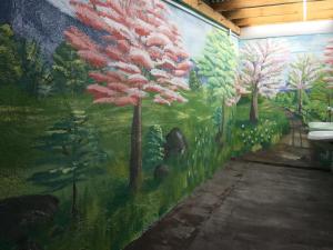 卡拉科尔Arista Yurt Camp的浴室墙上的绘画作品