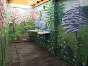 卡拉科尔Arista Yurt Camp的浴室墙上有绘画作品