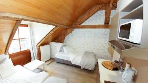 韦弗尔海姆B&B Ter Gracht的一间带一张床的卧室,位于带木制天花板的房间内