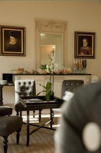 布尔日拉泽内城堡 - 公寓酒店的客厅配有桌子和镜子
