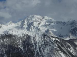 Saint-Bon-TarentaiseNogentil的雪覆盖的山