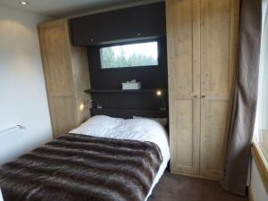 Saint-Bon-TarentaiseNogentil的一间卧室设有一张大床和窗户