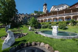 菲耶特姆罗曼蒂克酒店的院子中间有喷泉的建筑物
