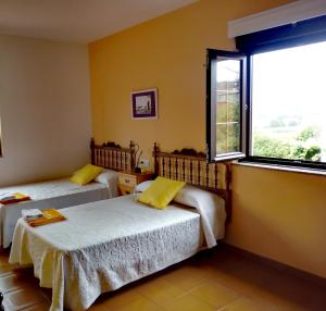 LiresO Cruceiro的一间卧室设有两张床和窗户。