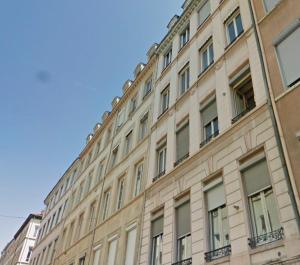 里昂本园公寓的一座大型建筑的侧面设有窗户