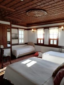 番红花城图尔古特雷斯考纳科酒店的一间卧室设有两张床和木制天花板