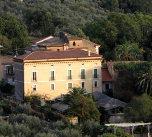 卡斯特罗齐耶罗Villa Euchelia的一座树木茂密的山丘上的白色大建筑
