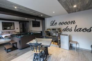 Boussu-lez-WalcourtLe cocon des lacs的厨房里设有桌子和标牌,上面写着海洋要纳税