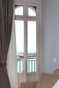 泰尔莫利Dimora Marinucci的一间卧室设有海景窗户