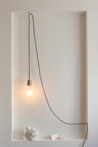 泰尔莫利Dimora Marinucci的挂在白色墙壁上的灯具