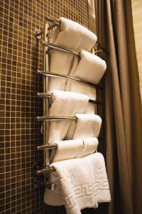 丰坦卡Hotel Mastara的浴室内毛巾架和白色毛巾