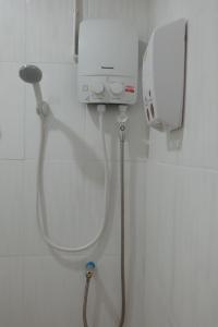 大城JD hostel的带淋浴的浴室