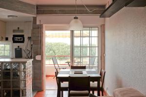 卡尔卡维洛斯Like-home Sea View Apt的厨房以及带桌子和窗户的用餐室。