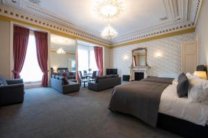 爱丁堡格罗夫纳公寓的一间卧室设有一张床和一间客厅。