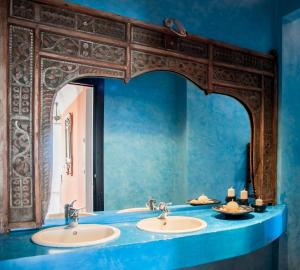 阿伦扎诺Villa Eliodora的一间带两个盥洗盆和大镜子的浴室