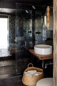 普罗温斯敦AWOL Hotel Provincetown的一间带水槽和浴缸的浴室