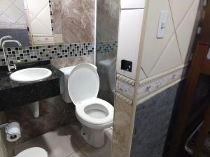 圣保罗Hotel Flor da Vila Mariana的一间带卫生间和水槽的浴室