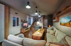 班斯卡 - 什佳夫尼察Sad nad Klingerom的客厅配有两张沙发和一台电视机