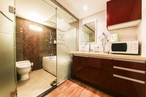 龙仁市龙仁Q酒店的一间带卫生间和微波炉的小浴室