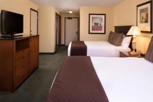 亚基马亚基马中心红狮酒店的酒店客房设有两张床和一台平面电视。
