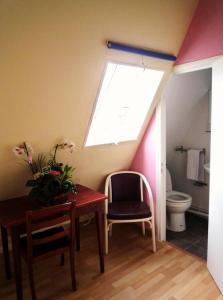巴黎布拉邦酒店的一间带桌子、窗户和卫生间的浴室