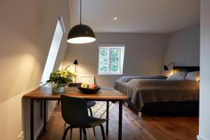 布赖斯高地区施陶芬Guesthouse Bärenbad的一间带桌子和床的房间以及一间卧室