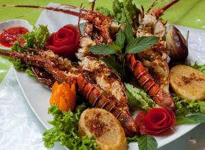卡诺阿斯德蓬萨尔Mamaqocha的桌上一盘带龙虾和蔬菜的食物