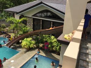 NaguilianBella Vista Resort的享有度假村游泳池的顶部景致