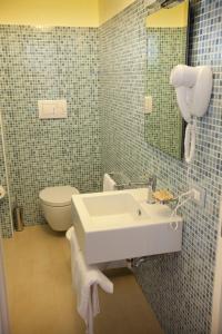 马劳萨日落海滩酒店的一间带水槽、卫生间和镜子的浴室