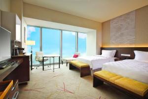 大阪大阪万豪酒店的酒店客房设有两张床和电视。
