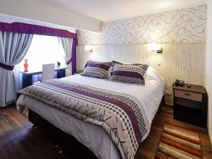 维纳德马LV Hoteles Boutique的一间卧室设有一张大床和一个窗户。