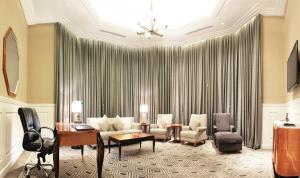 万隆Grand Hotel Preanger的客厅配有沙发和椅子