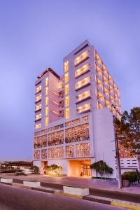 贾夫纳杰特威贾夫纳酒店的一座高大的白色建筑,灯火通明