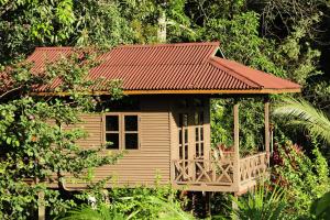 西必洛西必洛森林边缘度假村的红屋顶的小树屋