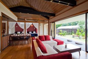 名户Bougain Terrace Resort Thi-chi House的客厅配有沙发和桌子