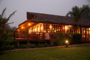 迭戈苏瓦雷斯Nature Lodge的夜晚点亮的房屋